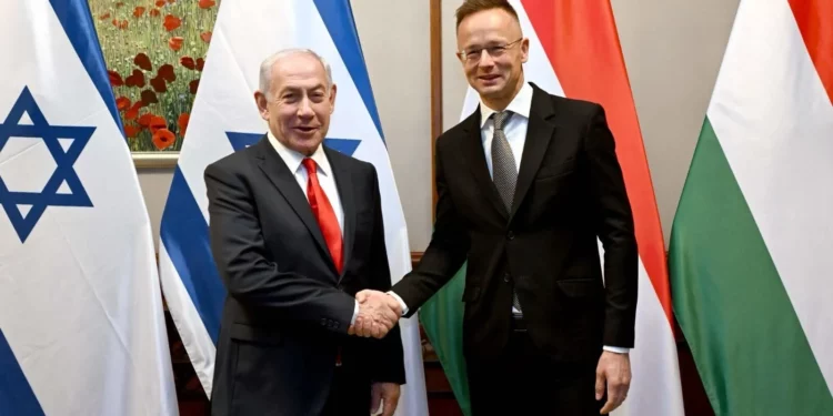 El primer ministro Benjamin Netanyahu se reúne con el ministro de Asuntos Exteriores húngaro, Peter Szijjártó, en Budapest, Hungría, el 6 de abril de 2025. (Avi Ohayon/GPO)