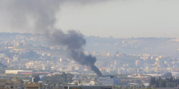 Humo se eleva desde el lugar de un ataque israelí en Ghazieh, cerca de Sidón, el 18 de abril de 2025. (Mahmoud Zayyat / AFP)