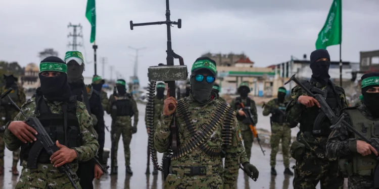 Combatientes de Hamás están desplegados en Rafah antes de la liberación prevista de dos de los seis rehenes israelíes que serán entregados a la Cruz Roja en la Franja de Gaza el 22 de febrero de 2025. (AP/Jehad Alshrafi)