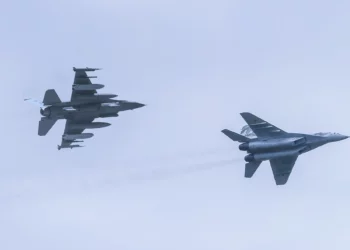 El F-16 reacciona al instante y el MiG-29 resiste hasta el final