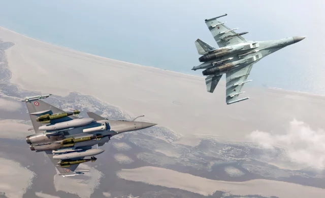 Cuando el Su-35 gira en seco: el Rafale responde con precisión