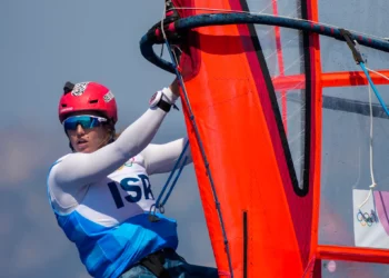Ilustración: La windsurfista israelí Sharon Kantor calienta antes de una carrera femenina de la clase iQFOiL durante los Juegos Olímpicos de Verano de 2024, el 3 de agosto de 2024, en Marsella, Francia. (Foto AP/Carolyn Kaster)