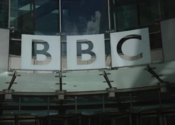 El logotipo de la BBC se ve en su sede en Londres, Gran Bretaña, el 11 de julio de 2023. (Foto AP/Kin Cheung)