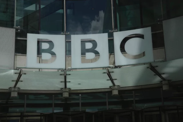 Periodista de la BBC en Gaza llama a “quemar” a los judíos