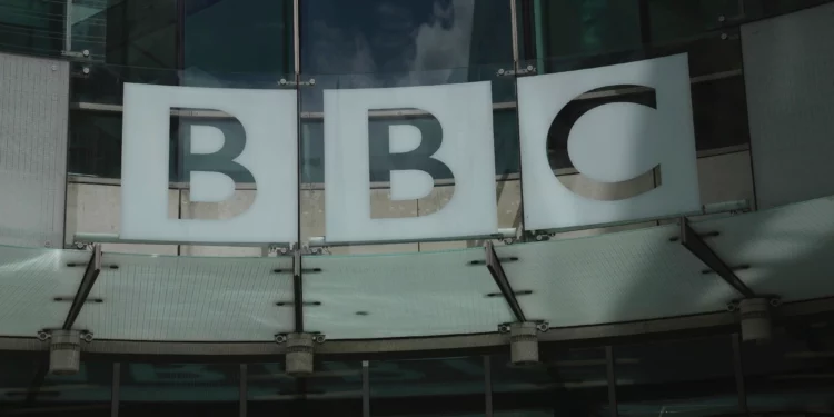 El logotipo de la BBC se ve en su sede en Londres, Gran Bretaña, el 11 de julio de 2023. (Foto AP/Kin Cheung)