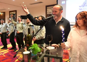 En Varsovia, Ori Megidish, liberado del cautiverio de Hamás, participó en la ceremonia de Havdalá el sábado por la noche