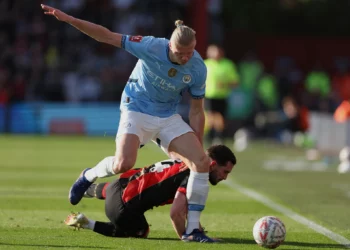 El futbolista noruego Erling Haaland (arriba), del Manchester City, disputa el balón con Lewis Cook, del Bournemouth, durante el partido de cuartos de final de la Copa FA inglesa entre el Bournemouth y el Manchester City en el estadio Vitality de Bournemouth, Inglaterra, el 30 de marzo de 2025. (Ian Walton/AP)