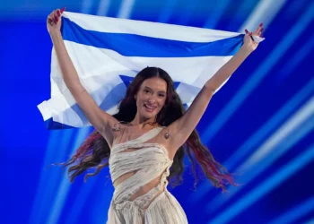 Eden Golan, de Israel, ingresa al estadio durante el desfile de banderas antes de la Gran Final del Festival de la Canción de Eurovisión en Malmö, Suecia, el 11 de mayo de 2024. (AP/Martin Meissner)