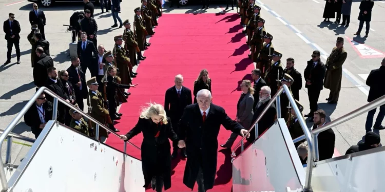 El primer ministro Benjamin Netanyahu (derecha) y su esposa Sara abordan un avión en Budapest camino a Washington DC el 6 de abril de 2025 (Avi Ohayon/GPO)