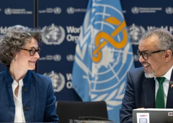 Una fotografía tomada y difundida por la Organización Mundial de la Salud (OMS) el 16 de abril de 2025 muestra a la copresidenta de las negociaciones y embajadora francesa para la Salud Mundial, Anne-Claire Amprou (izq.), y al director general de la OMS, Tedros Adhanom Ghebreyesus, tras el consenso sobre el Acuerdo sobre la Pandemia en la sede de la OMS. (Christopher BLACK / Organización Mundial de la Salud / AFP)