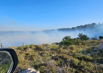 Se elevan columnas de humo de un incendio en las colinas de Jerusalén, cerca de la ciudad de Beit Shemesh, aparentemente como resultado de la metralla de un interceptor tras un ataque con misiles por parte de los islamistas hutíes de Yemen, respaldados por Irán, el 18 de abril de 2025. (Policía de Israel)