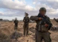 Tropas de las Fuerzas de Defensa de Israel (FDI) operan en la Franja de Gaza, en una foto difundida por el ejército el 17 de abril de 2025. (Fuerzas de Defensa de Israel)