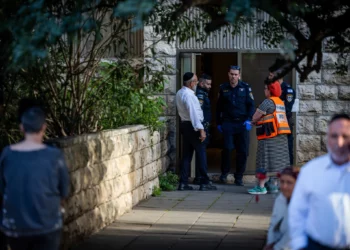 La policía en el lugar donde un hombre presuntamente asesinó a su esposa y luego se suicidó en Jerusalén, el 4 de abril de 2025. (Oren Ben Hakoon/Flash90)