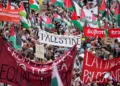 Personas portan pancartas y banderas palestinas durante una manifestación contra la participación israelí en Eurovisión, antes de la segunda semifinal del Festival de la Canción de Eurovisión en Malmö, Suecia, el jueves 9 de mayo de 2024. (Foto AP/Martin Meissner)