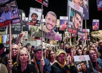 Manifestación en la Plaza de los Rehenes de Tel Aviv, el 26 de abril de 2025, exigiendo la liberación de los israelíes secuestrados por terroristas de Hamás en Gaza. (Avshalom Sassoni/Flash90)
