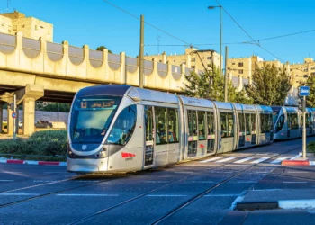 El tren ligero de Jerusalén en la estación French Hill, julio de 2019. (Eli Ratner vía iStock by Getty Images)