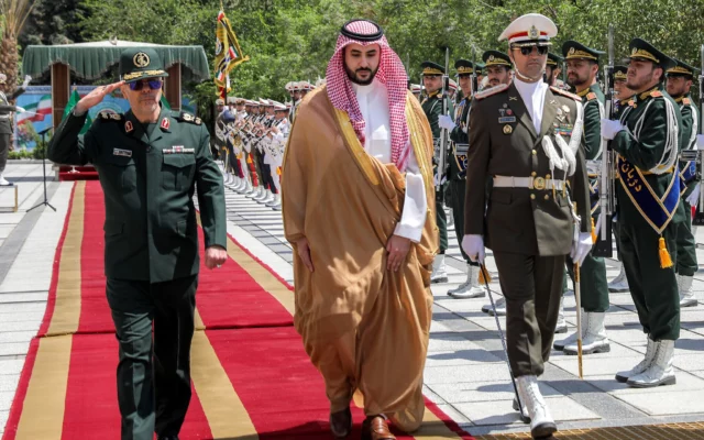 Irán contacta a Arabia Saudí para forjar alianza regional