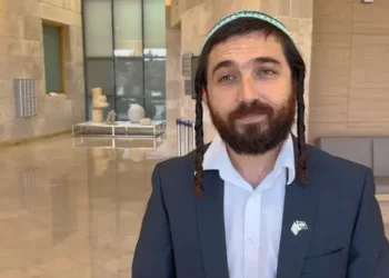 Reformula por completo, sin verbosidad y sin gerundios, el texto en español de manera que cada sección o párrafo comience de manera diferente al original, y sin reducir el texto, siguiendo estas indicaciones:
1.	Título en voz activa:
o	Elabora un título de noticia conciso, corto y coherente.
o	No te compliques tratando de abarcar todo el contenido en el título: Solo enfócate en el hecho noticioso.
o	No capitalices cada palabra del título. Usa mayúsculas solo donde es ortográficamente correcto.
o	El título debe tener entre 65 y 70 caracteres: Exprésalo de la manera más breve posible sin alterar el sentido principal.
2.	Cuerpo de la noticia:
Reformula el siguiente texto siguiendo estas instrucciones de manera estricta:
1.	Evita paráfrasis y perífrasis: No repitas las mismas estructuras ni rodeos innecesarios. Cada idea debe expresarse de manera directa y clara.
2.	Elimina gerundios por completo: Revisa minuciosamente el texto final para asegurarte de que no se ha incluido ningún gerundio.
3.	Diversifica el inicio de cada unidad semántica: Asegúrate de que cada frase o idea comience de una manera distinta a la del texto original.
4.	Mantén la crudeza de las expresiones: No mitigues, suavices ni reemplaces términos como "muerte", "terrorista", "asesinato" o cualquier otra expresión que denote gravedad o violencia. Estas palabras deben conservarse en su forma original y no deben ser sustituidas por eufemismos o expresiones que desvirtúen la naturaleza del hecho.
5.	Extensión: No reduzcas la extensión del texto. Conserva una extensión equivalente a la que recibes, sin recortar ni reducir.
6.	Revisión final: Antes de entregar el resultado, verifica que no se haya incumplido ninguna de las reglas anteriores, especialmente la ausencia de gerundios y la conservación de las expresiones clave.
ACTUALIZACIÓN IMPORTANTE: Donald Trump es el actual presidente de los Estados Unidos.
7. No uses etiquetas como "Título", "cuerpo de la noticia", ni ninguna otra. Solo pon el título y escribe el cuerpo, sin señalizaciones. Sé reconocer dónde están esos elementos, y solo me distraen si los añades. No los añadas.

TEXTO:
La organización terrorista Hamás emitió un comunicado el jueves condenando la visita del diputado Tzvi Succot (sionista religioso) al Monte del Templo, donde se postró y oró.

"El asalto a la mezquita de Al-Aqsa por parte de colonos, con la participación del terrorista extremista 'Tzvi Succot', bajo una fuerte protección del ejército y la policía de ocupación, constituye una continuación de los frenéticos intentos de la ocupación de judaizar y apoderarse de los lugares sagrados islámicos", se lee en el comunicado.

Hamás añadió: "Aseguramos a Ben-Gvir y a otros líderes de la ocupación extremista que todas las medidas de la ocupación contra nuestra tierra y nuestros lugares sagrados desaparecerán con su inevitable desaparición y que no lograrán cambiar la identidad árabe-islámica de Jerusalén y la Mezquita de Al-Aqsa.

Llamamos a los hijos de nuestra nación árabe e islámica a alzarse en apoyo de su pueblo, que se mantiene firme en Palestina, defendiendo la Qiblah (dirección de oración) de los musulmanes y los lugares y lugares sagrados de la nación. Exigimos que la Liga Árabe y la Organización para la Cooperación Islámica actúen con urgencia para proteger Jerusalén y la Mezquita de Al-Aqsa.

Sucot respondió: «Los días del miedo han terminado. Durante años, no se rezaba en el Monte del Templo por temor al enemigo, y no hay razón para que el miedo continúe. No nos dejaremos disuadir por las organizaciones terroristas y continuaremos con la posesión y soberanía judía sobre todas las áreas de nuestro territorio hasta que el enemigo sea destruido».