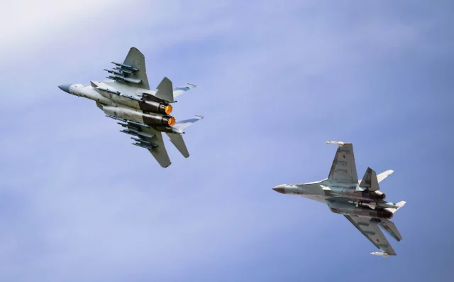 El Su-35S de Rusia reta al F-15EX con vectorización