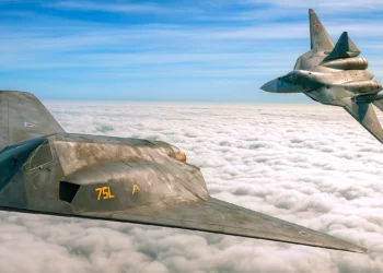 El Su-57 desafía al F-35 con el Okhotnik en el frente no tripulado
