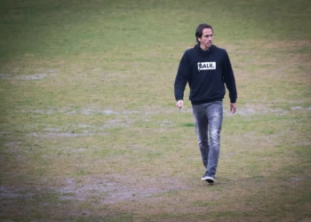 Yossi Benayoun fotografiado en las instalaciones de entrenamiento de su antiguo club, el Beitar Jerusalén, el 27 de enero de 2017. (Yonatan Sindel/Flash90)
