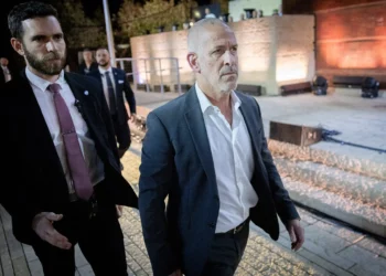 El jefe del Shin Bet, Ronen Bar, asiste a una ceremonia celebrada en el Museo Conmemorativo del Holocausto Yad Vashem en Jerusalén, el 23 de abril de 2025. (Chaim Goldberg/Flash90)