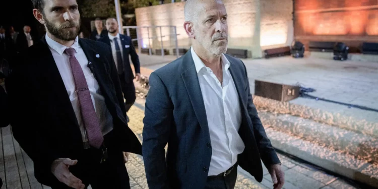 El jefe del Shin Bet, Ronen Bar, asiste a una ceremonia celebrada en el Museo Conmemorativo del Holocausto Yad Vashem en Jerusalén, el 23 de abril de 2025. (Chaim Goldberg/Flash90)