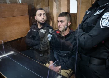 Un palestino sospechoso de escupir a un soldado israelí en un autobús llega a una audiencia en el Tribunal de Magistrados de Tel Aviv el 19 de mayo de 2025. (Avshalom Sassoni/Flash90)