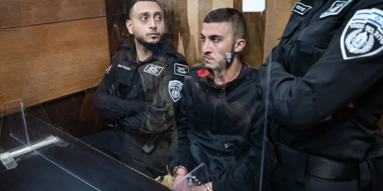 Un palestino sospechoso de escupir a un soldado israelí en un autobús llega a una audiencia en el Tribunal de Magistrados de Tel Aviv el 19 de mayo de 2025. (Avshalom Sassoni/Flash90)