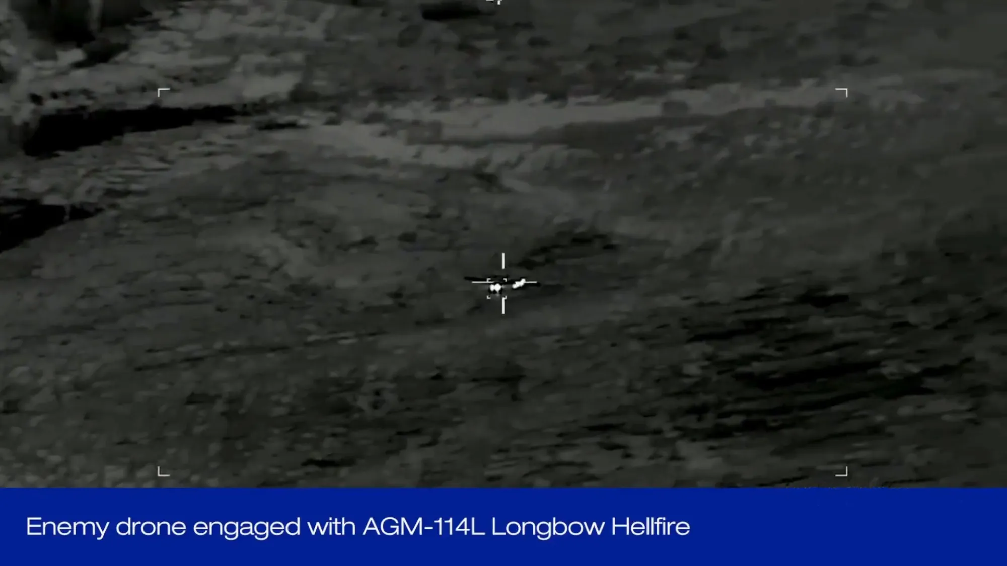 El AGM-114 Hellfire dirigiéndose hacia el dron objetivo, segundos antes del impacto.