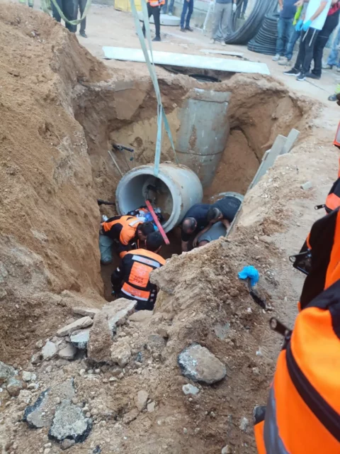 Accidente en Bnei Brak deja dos trabajadores gravemente heridos