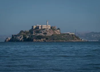Trump ordena reconstruir y reabrir Alcatraz