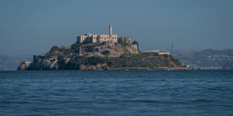 Trump ordena reconstruir y reabrir Alcatraz