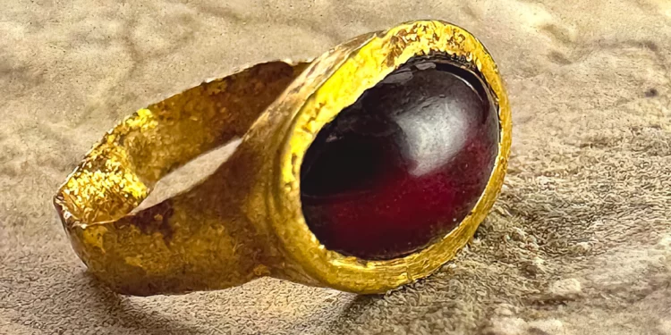 Hallan anillo de oro helenístico con gema roja en Jerusalén