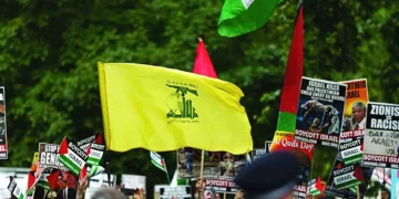 La policía británica acusó a un hombre judío de acoso racial por un cartel contra Hezbolá