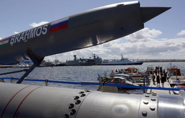 Misiles BrahMos de India destruyen AWACS paquistaní en Bholari