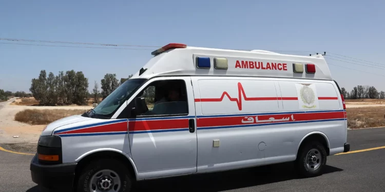 Una ambulancia procedente de Jordania se dirige a la Franja de Gaza desde el cruce fronterizo de Kerem Shalom, el 20 de mayo de 2025. (Jack GUEZ / AFP)