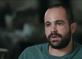 El rehén liberado Yarden Bibas habla con el Canal 12, en una entrevista el 20 de mayo de 2025. (Captura de pantalla del Canal 12)