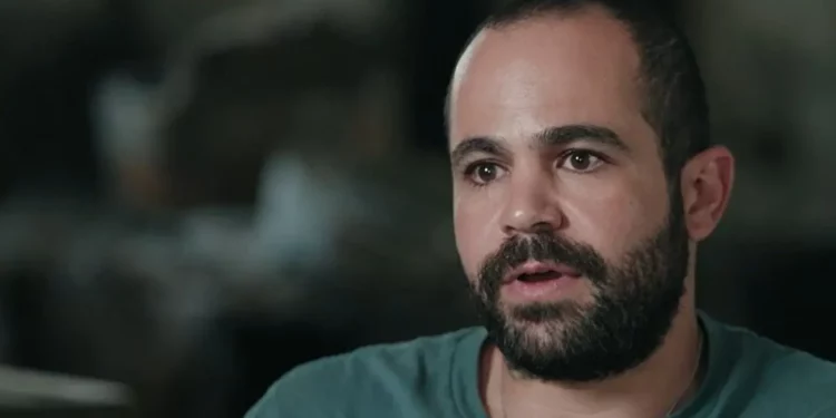 El rehén liberado Yarden Bibas habla con el Canal 12, en una entrevista el 20 de mayo de 2025. (Captura de pantalla del Canal 12)