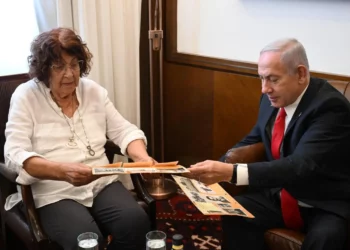Nadia Cohen (izq.), viuda del espía Eli Cohen, se reúne con el primer ministro Netanyahu (der.) en su despacho el 18 de mayo de 2025, después de que Israel recuperara de Siria unos 2.000 documentos relacionados con su captura. (Oficina del primer ministro)