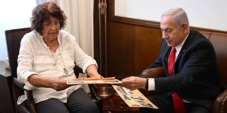 Nadia Cohen (izq.), viuda del espía Eli Cohen, se reúne con el primer ministro Netanyahu (der.) en su despacho el 18 de mayo de 2025, después de que Israel recuperara de Siria unos 2.000 documentos relacionados con su captura. (Oficina del primer ministro)