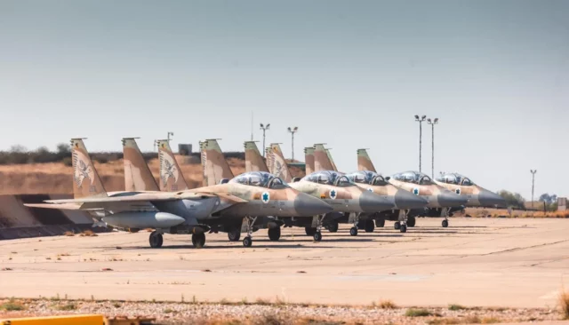 Con 20 cazas y 50 misiles atacó Israel Hodeida en Yemen
