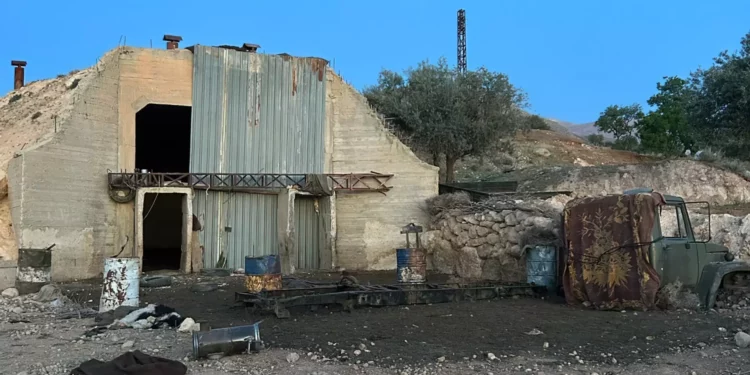 Las FDI demuelen cuartel general sirio de Assad en Monte Hermón