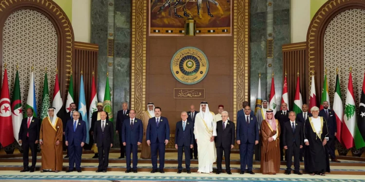 Cumbre árabe exige frenar guerra en Gaza y rechaza plan de Trump