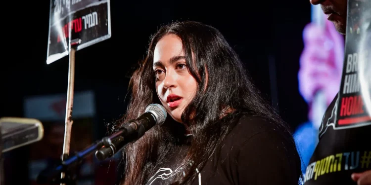 Liri Albag, prisionera liberada, habla durante una manifestación en la Plaza de los Rehenes de Tel Aviv, el 5 de abril de 2025, para pedir la liberación de los rehenes retenidos por terroristas de Hamás en Gaza. (Avshalom Sassoni/Flash90)