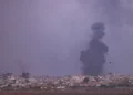 Esta imagen, tomada desde una posición en el sur de Israel en la frontera con la Franja de Gaza, muestra humo en Gaza durante los ataques israelíes el 18 de mayo de 2025 (Chaim Goldberg/Flash90)