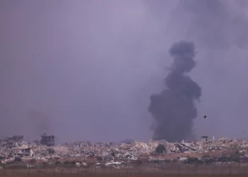 Esta imagen, tomada desde una posición en el sur de Israel en la frontera con la Franja de Gaza, muestra humo en Gaza durante los ataques israelíes el 18 de mayo de 2025 (Chaim Goldberg/Flash90)