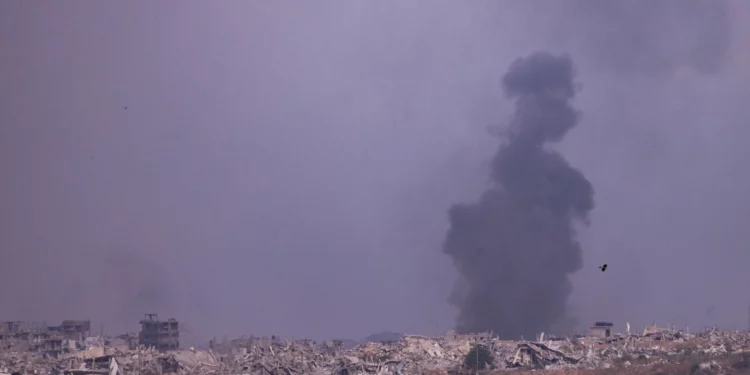 Esta imagen, tomada desde una posición en el sur de Israel en la frontera con la Franja de Gaza, muestra humo en Gaza durante los ataques israelíes el 18 de mayo de 2025 (Chaim Goldberg/Flash90)