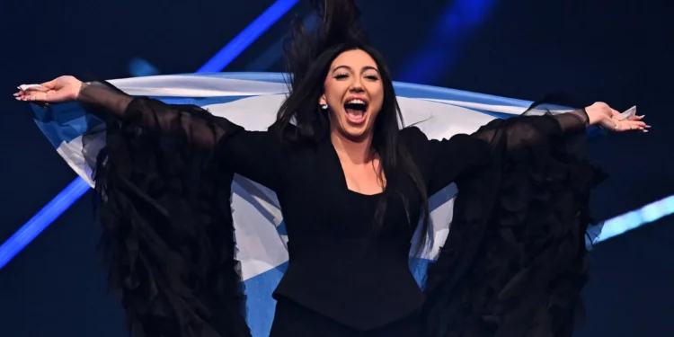 Dos intentos de asaltar escenario de Eurovisión durante actuación israelí