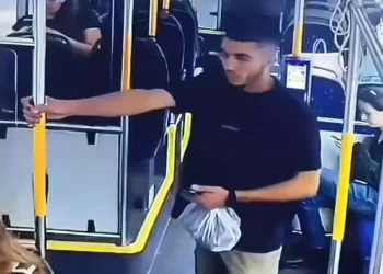 Policía de Tel Aviv interroga a palestino que escupió a una soldado